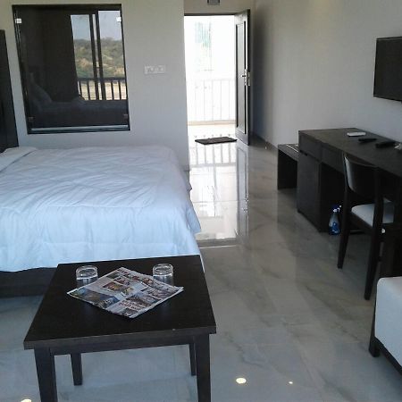 Derol The Meera Hotel מראה חיצוני תמונה