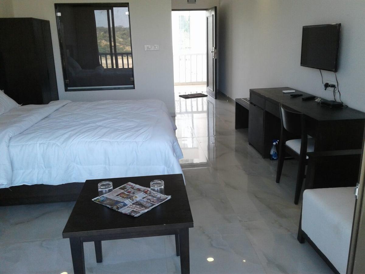 Derol The Meera Hotel מראה חיצוני תמונה