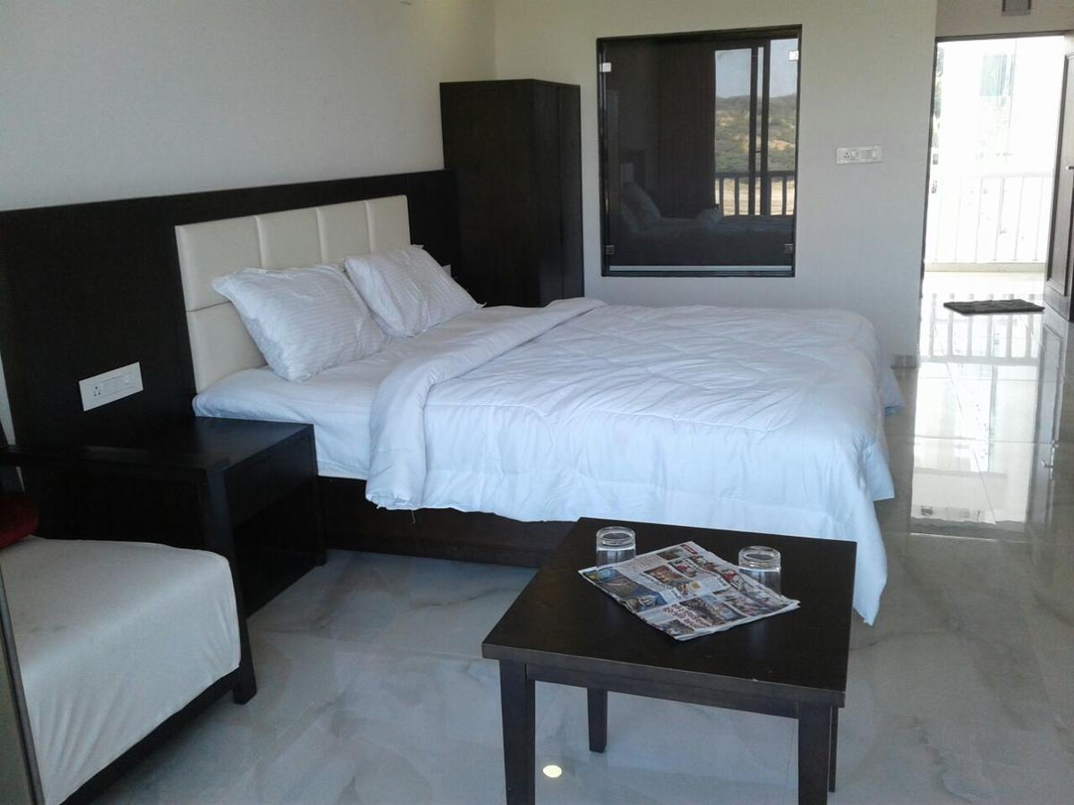 Derol The Meera Hotel מראה חיצוני תמונה